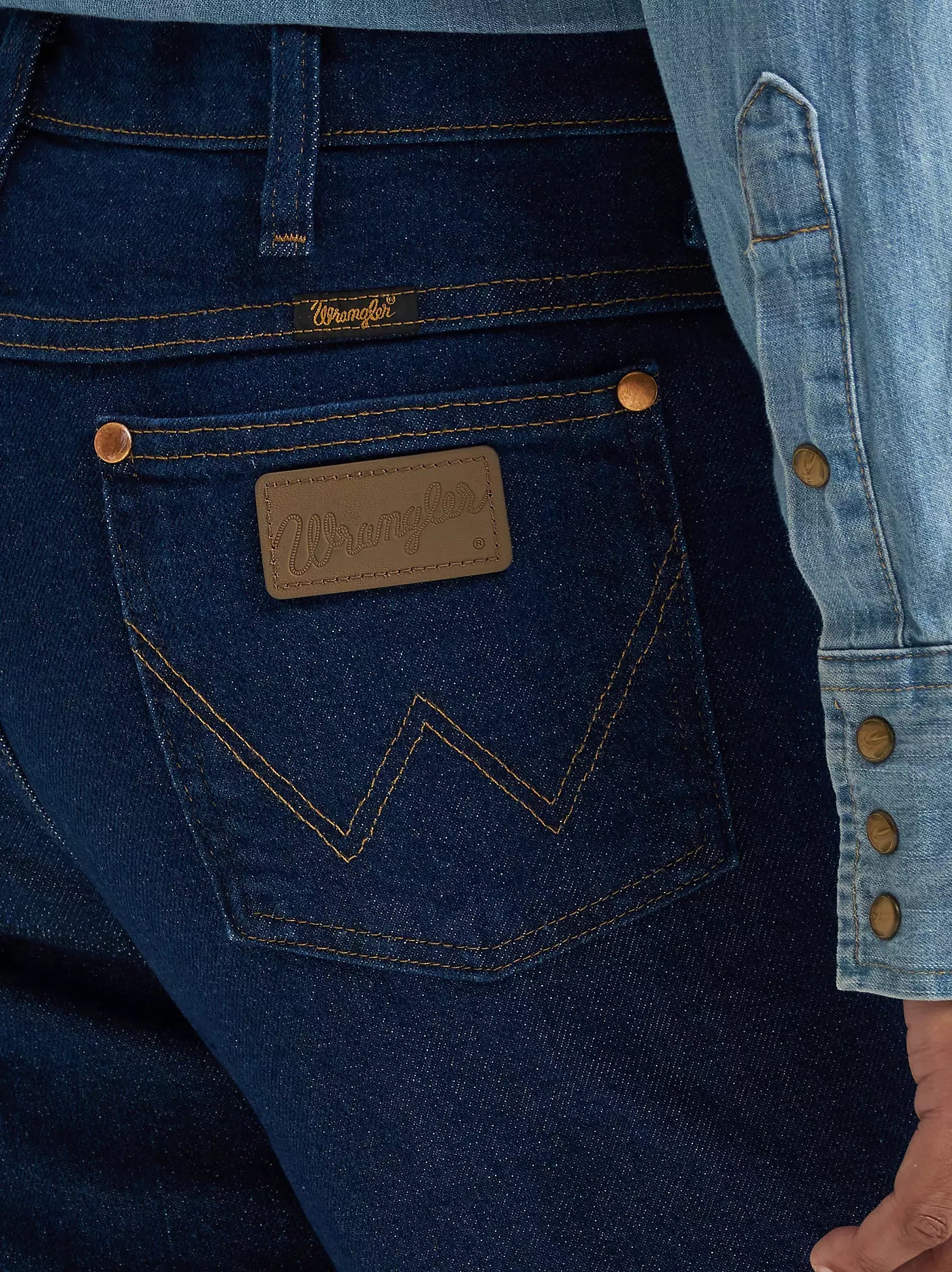 Wrangler - Vaqueros ajustados elásticos de hombre Cowboy Cut® en color azul marino - 937STR