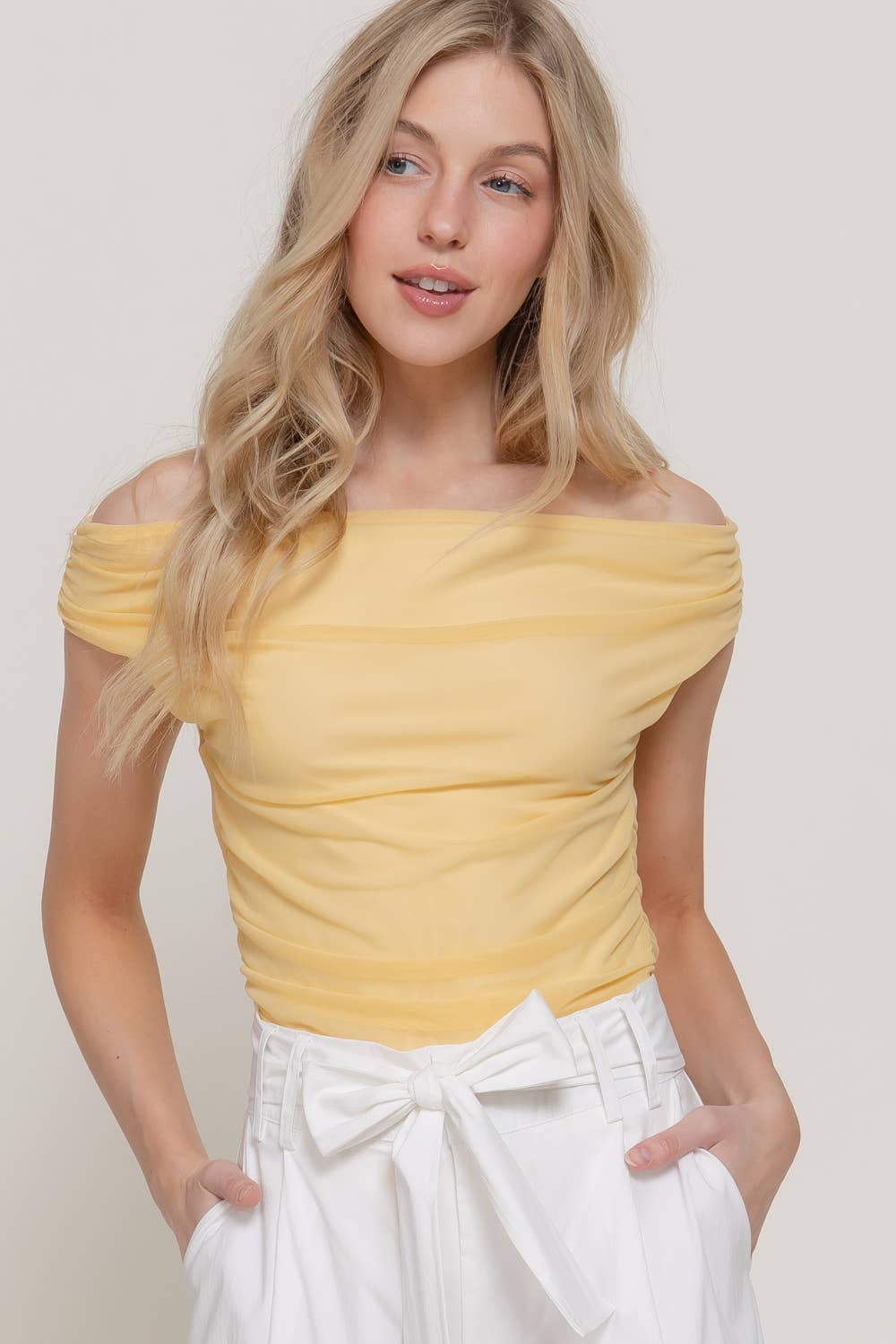 Active USA - Top de malla con hombros descubiertos y fruncido lateral para mujer - T15083
