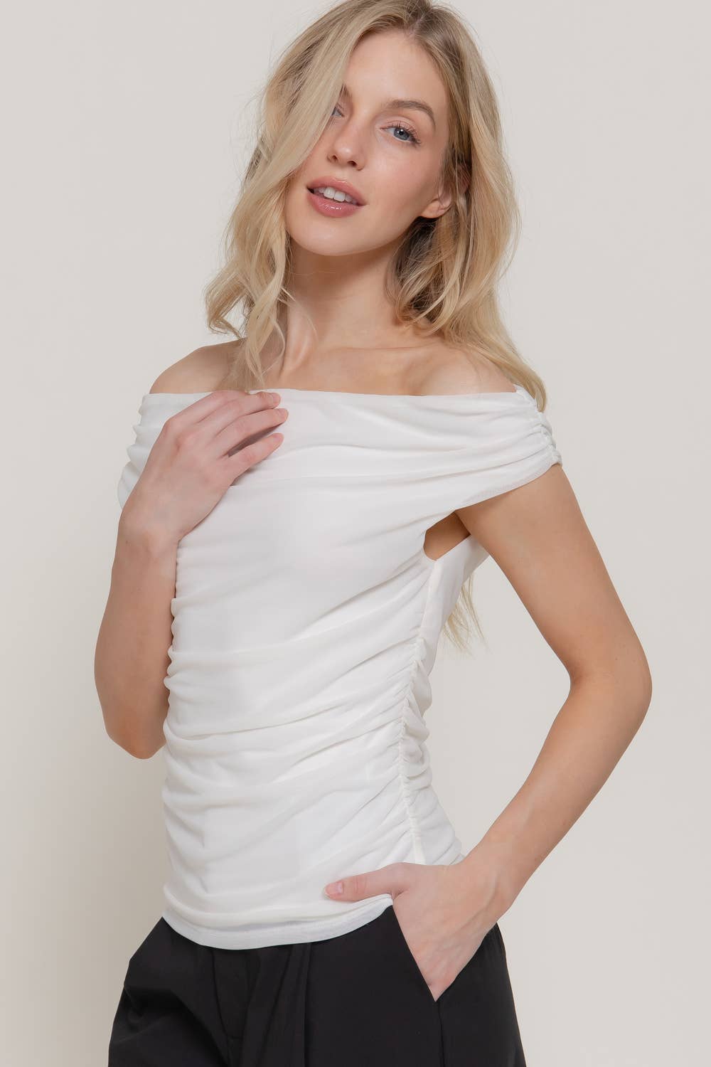 Active USA - Top de malla con hombros descubiertos y fruncido lateral para mujer - T15083