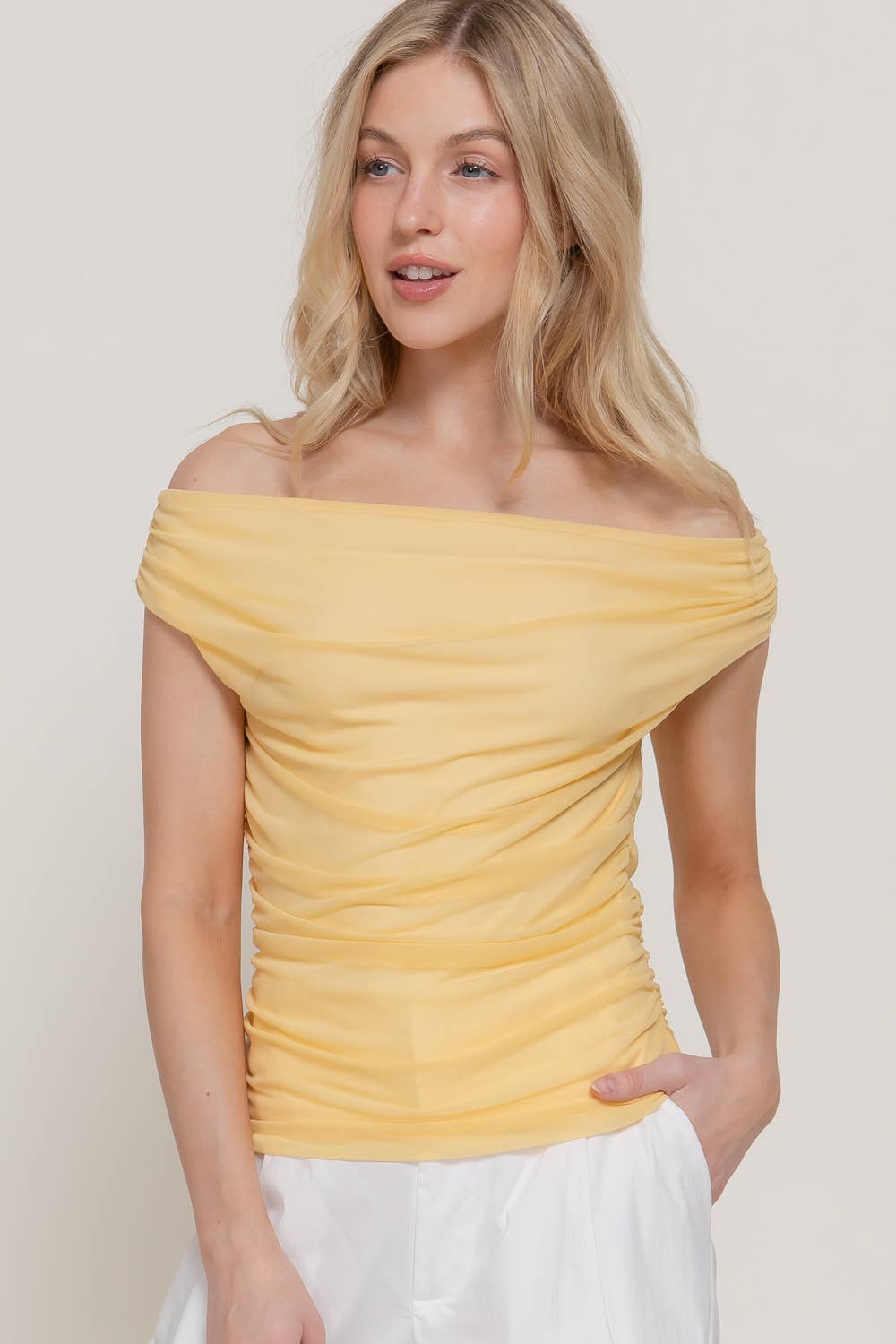 Active USA - Top de malla con hombros descubiertos y fruncido lateral para mujer - T15083