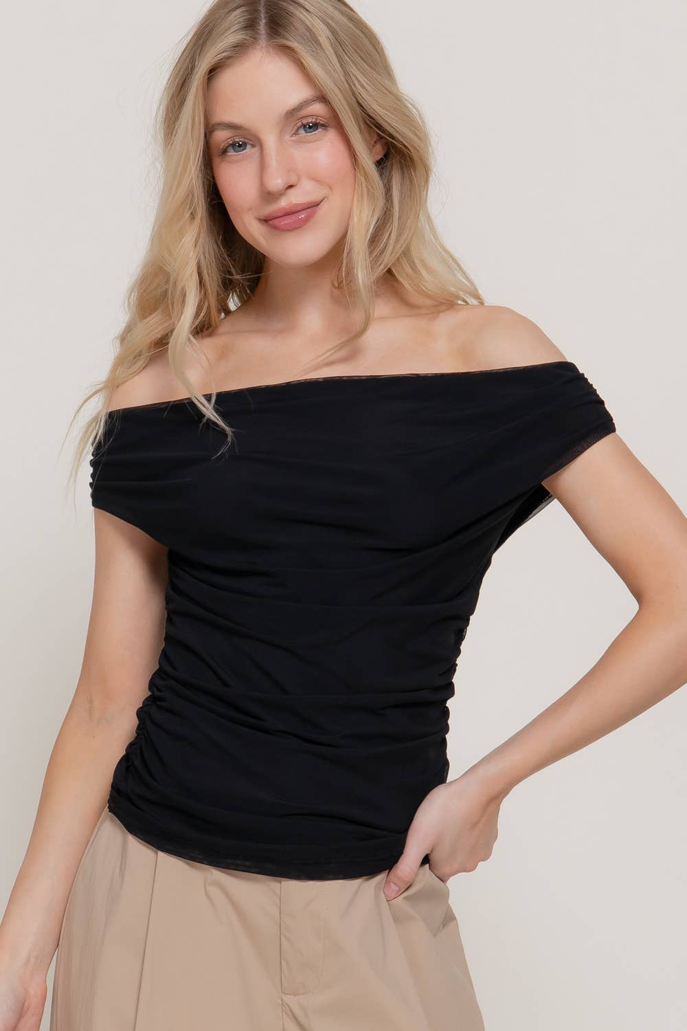 Active USA - Top de malla con hombros descubiertos y fruncido lateral para mujer - T15083