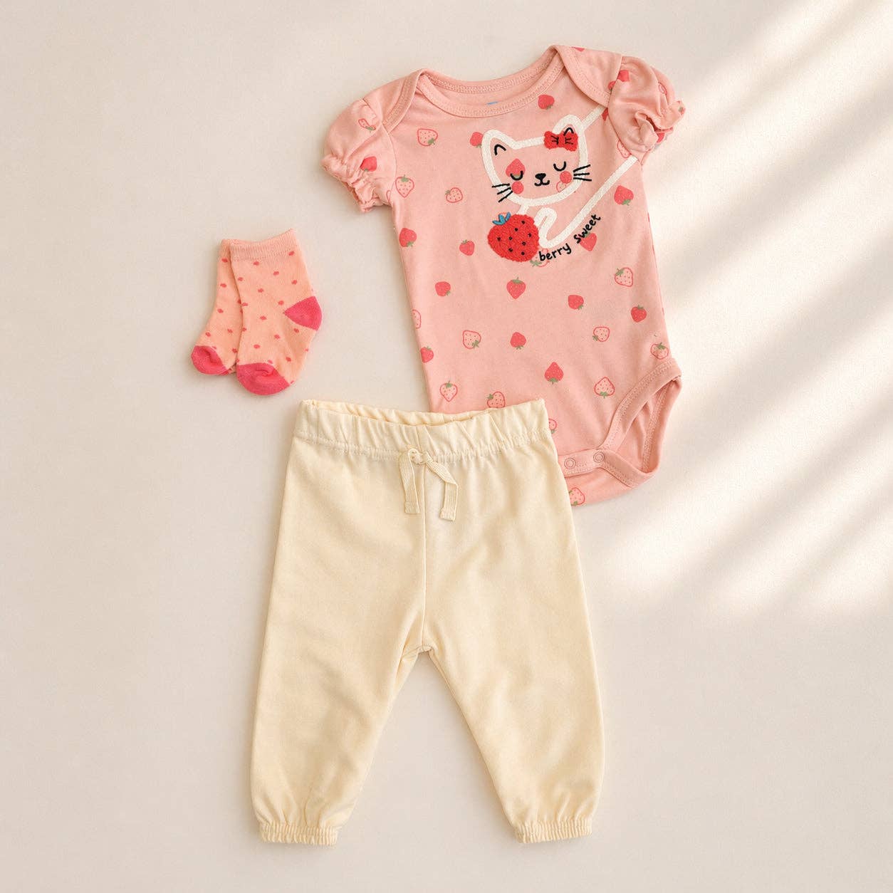 Set de 3 piezas de body, calcetines y pantalones de chenilla con apliques para bebé - B148J203