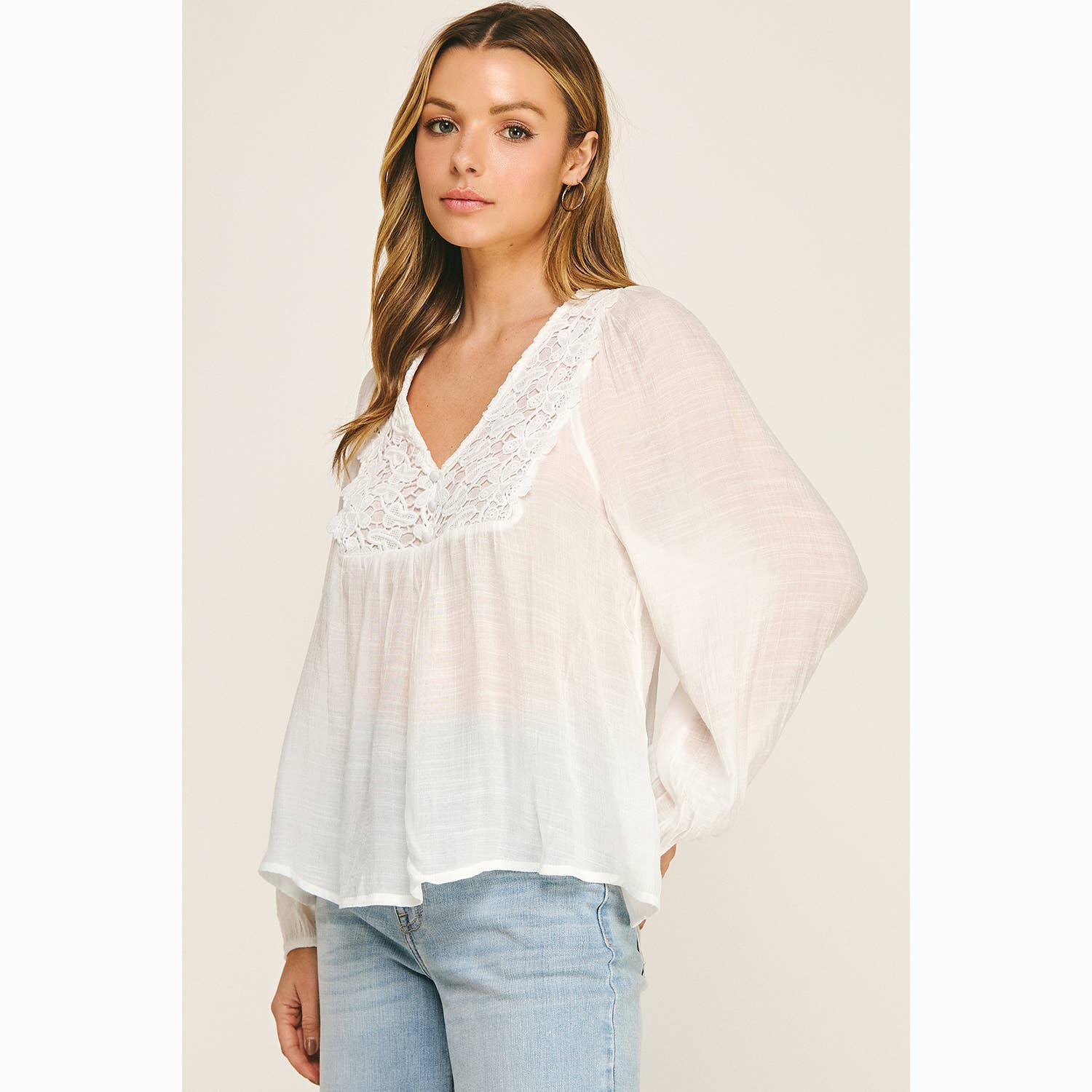 Colección Winslow - Blusa Bohemia Fluida con Escote en V y Encaje para Mujer - MA2202114S
