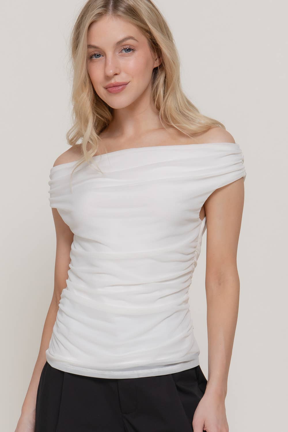Active USA - Top de malla con hombros descubiertos y fruncido lateral para mujer - T15083
