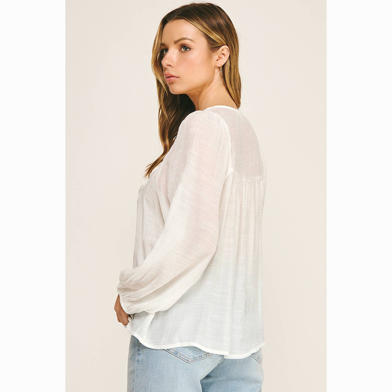 Colección Winslow - Blusa Bohemia Fluida con Escote en V y Encaje para Mujer - MA2202114S