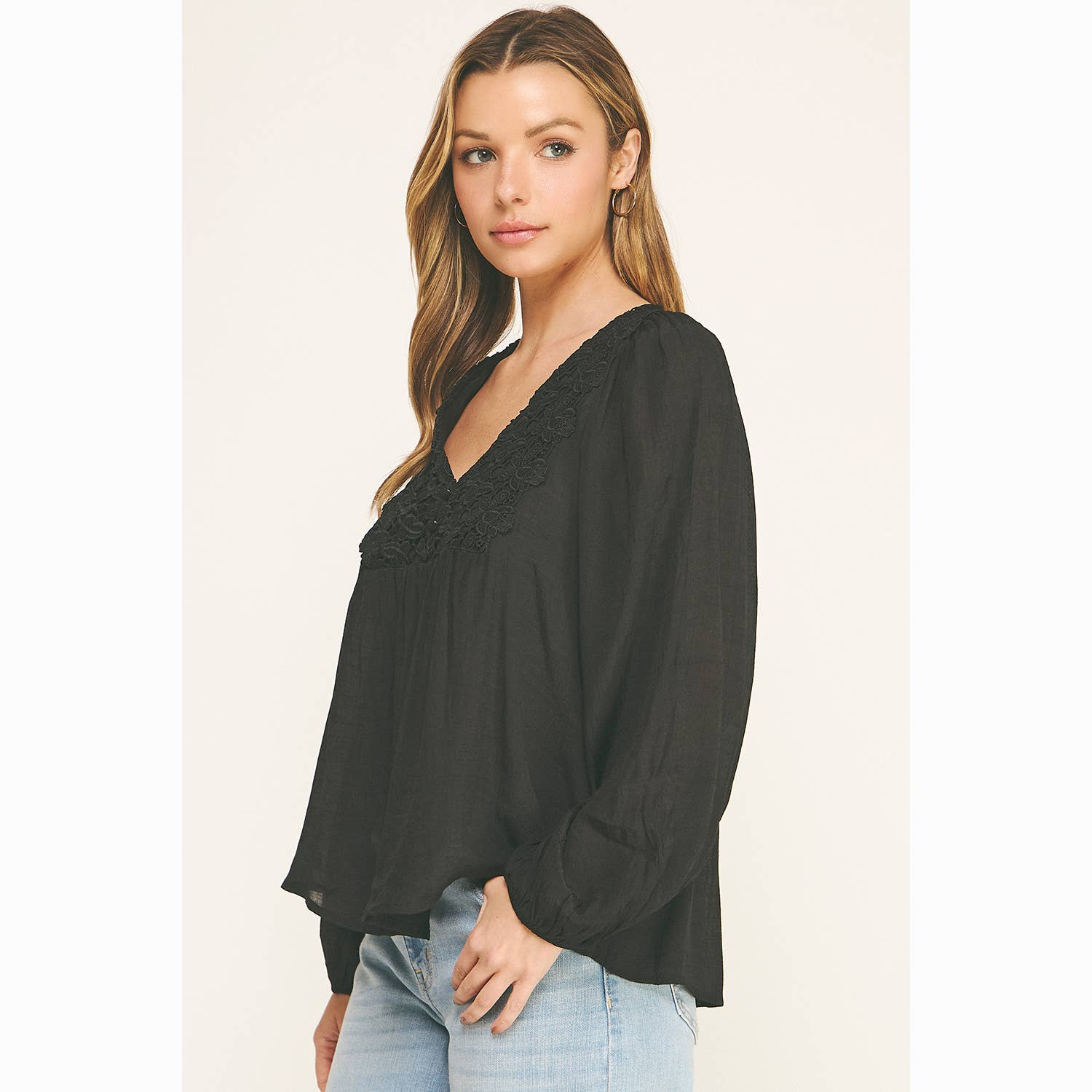 Colección Winslow - Blusa Bohemia Fluida con Escote en V y Encaje para Mujer - MA2202114S