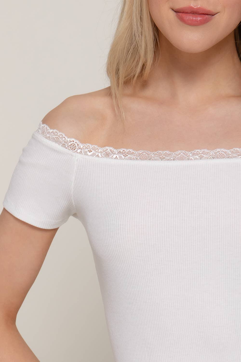 Active USA - Blusa de punto para mujer de manga corta, con hombros descubiertos y ribete de encaje - T14300